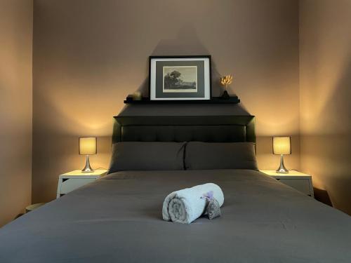 een slaapkamer met een bed met een handdoek erop bij Luxury mid century Apartment in Londen