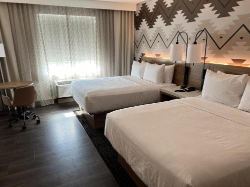 una camera d'albergo con 2 letti e una scrivania di Wyndham Garden Redwood Valley a Redwood Valley