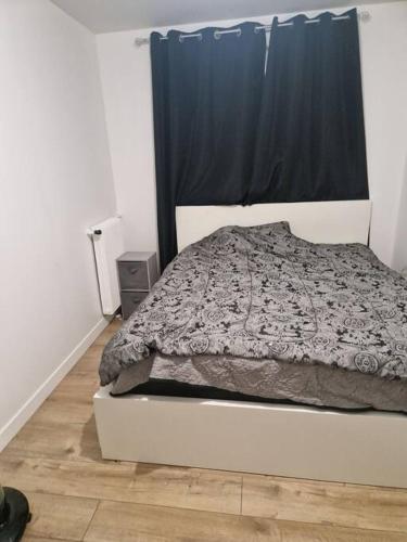 - une chambre avec un lit et un rideau noir dans l'établissement Appartement/Apartment/전원주택 15mn from Paris RER C, à Viry-Châtillon