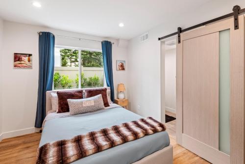 Postel nebo postele na pokoji v ubytování Stylish Sherman Oaks Townhouse 3bed + 3.5bath All Master Suites