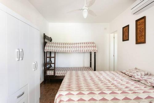a bedroom with two bunk beds and a ceiling fan at Linda casa em condomínio fechado para temporada. in Itatiba