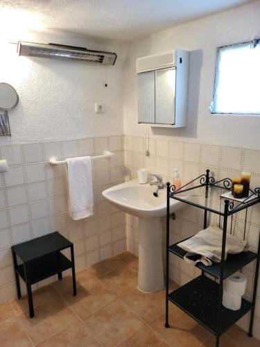 baño con lavabo, espejo y lavabo blanco en Free Spirit, en Vale do Torno