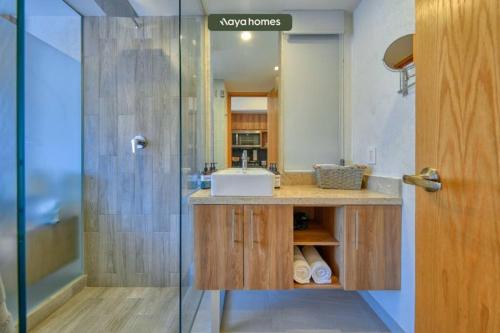 uma casa de banho com um lavatório e um chuveiro em Cozy Studio with Private Balcony - Pool - Gym em Bucerías