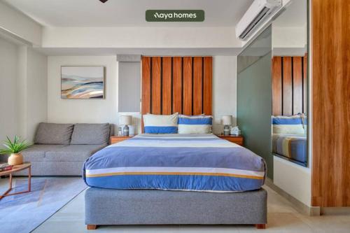 um quarto com uma cama grande e um sofá em Cozy Studio with Private Balcony - Pool - Gym em Bucerías