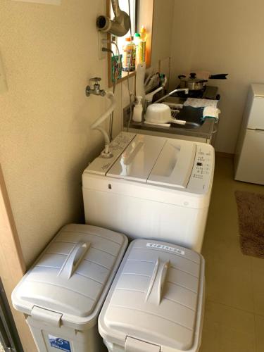 a laundry room with a washing machine and a sink at 风宿之所民宿 in Ichikawa