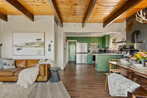 sala de estar con sofá y cocina en Quiet Tri-Level Chalet w/Breathtaking Views, en Lake Arrowhead