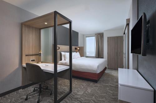 ein Hotelzimmer mit einem Bett und einem Schreibtisch in der Unterkunft SpringHill Suites by Marriott Denver West/Golden in Lakewood