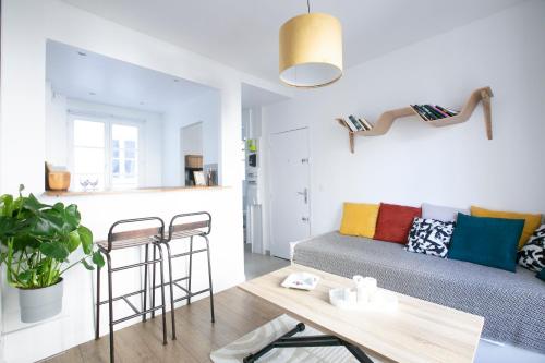 un salon avec un canapé et une table dans l'établissement Charming 1 Bedroom Marais Hideaway - FB17A, à Paris