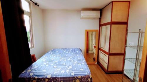 a small bedroom with a bed and a closet at Apartamento SQN 407 in Brasilia