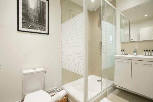 une salle de bain avec une douche, des toilettes et un lavabo dans l'établissement Authentic apartment in center of Parisian Marais, à Paris