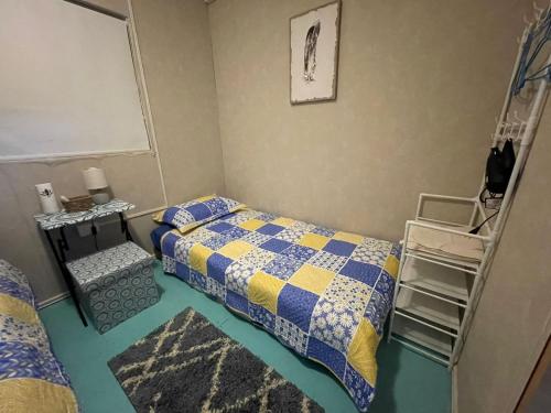 niewielka sypialnia z łóżkiem i drabiną w obiekcie Patagonia Dream’s w mieście Puerto Montt