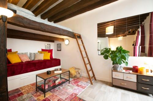Authentic apartment in center of Parisian Marais