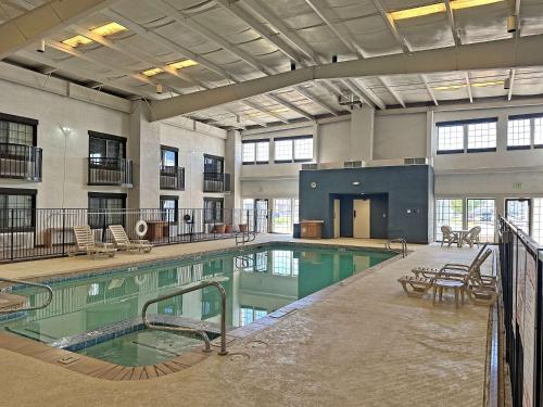 a large indoor swimming pool in a building at Clarion Pointe Winslow I-40 in Winslow