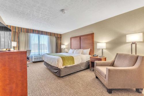 une chambre d'hôtel avec un lit et une chaise dans l'établissement Comfort Inn Grantsville-Deep Creek Lake, à Grantsville
