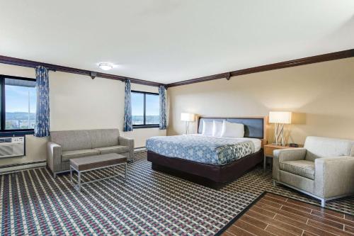 Postel nebo postele na pokoji v ubytování Econo Lodge Madison East