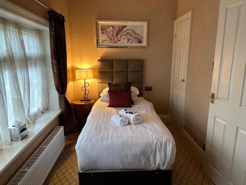 Letto o letti in una camera di The Chester Court Hotel