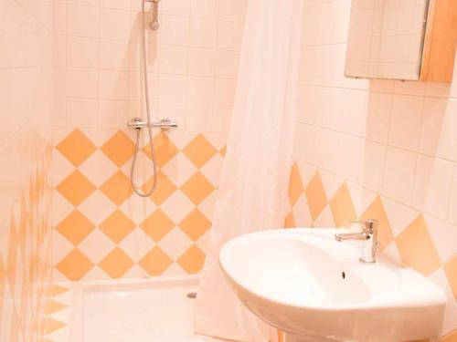 een badkamer met een wastafel en een douche bij Gîte Fresse-sur-Moselle, 3 pièces, 6 personnes - FR-1-589-43 in Fresse-sur-Moselle