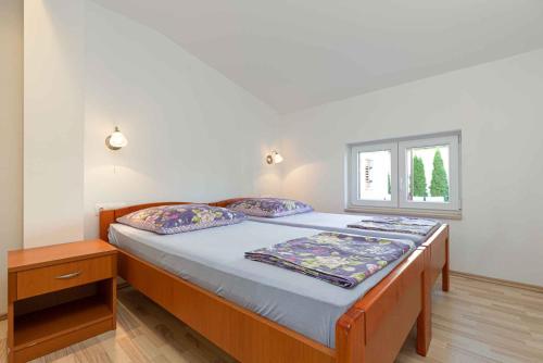 - une chambre avec un lit et une fenêtre dans l'établissement Apartments in Porec - Istrien 44236, à Poreč