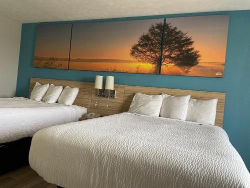Postel nebo postele na pokoji v ubytování Days Inn by Wyndham Warrensburg