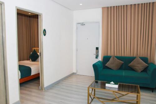 ein Wohnzimmer mit einem Sofa und einem Bett in der Unterkunft Solano Residences in Lipa