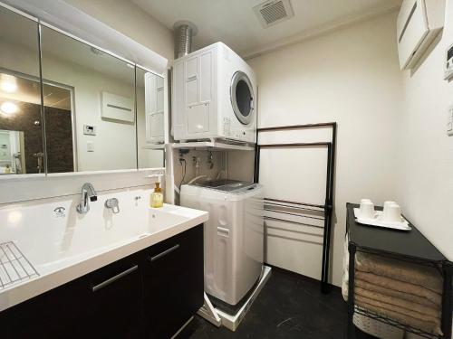 Bilik mandi di ＆Monde. Okinawa Arena Condominium