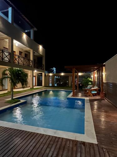 una piscina frente a una casa por la noche en AP CAMOCIM praia bangalôkite13, en Maceió