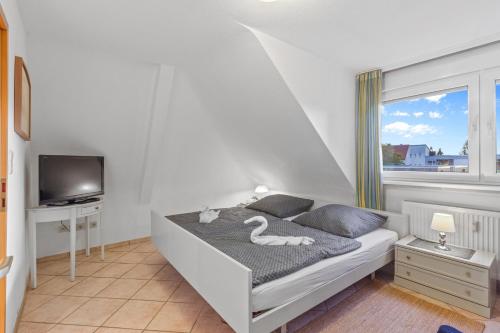 a bedroom with a bed with two swans on it at Family&Friends 2 in Ludwigshafen