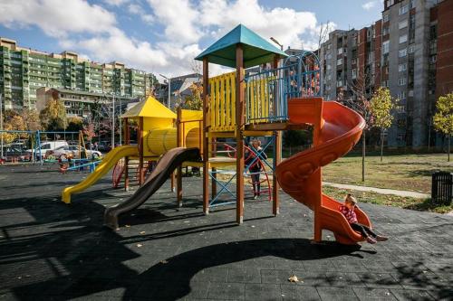 Ο χώρος παιχνιδιού για παιδιά στο Comfort Apartment in Prishtina