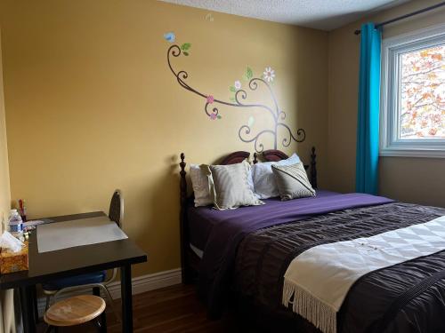 um quarto com uma cama, uma mesa e uma janela em Beddington private room close Airport! em Calgary
