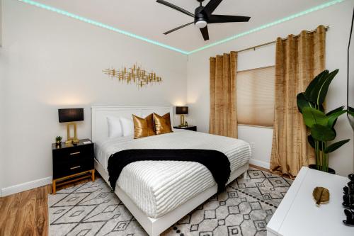 1 dormitorio con 1 cama y ventilador de techo en Elegant Waterfront Place for Two/Boca Ciega Resort, en San Petersburgo