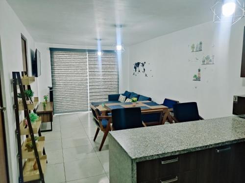 - une cuisine et une salle à manger avec une table et des chaises dans l'établissement Claudia y Elías, à Guadalajara