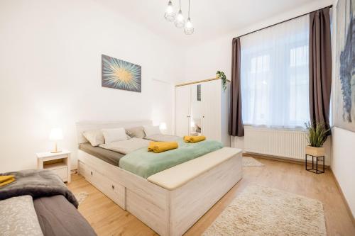 1 dormitorio con cama y ventana grande en Izabella Apartment, en Budapest