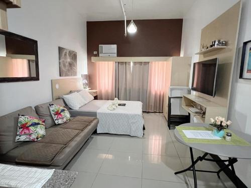 uma sala de estar com um sofá e uma mesa em San Marino Residences em Cebu