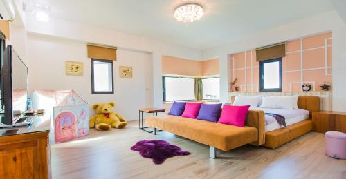 a bedroom with a couch and a teddy bear at Muzhe-Fascinating in Dongshan