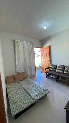 1 dormitorio con 1 cama y 1 sofá en una habitación en Casa Unamar en Cabo Frío