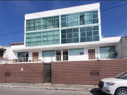 een gebouw met een hek ervoor bij Bello Horizonte Departamento in Cuenca
