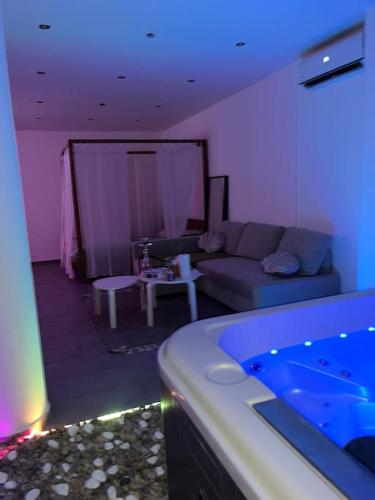 uma sala de estar com um sofá e uma banheira em Dream SPA em Vitrolles