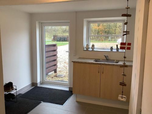 eine Küche mit einem Waschbecken und einem Fenster in der Unterkunft Holiday home Bedsted Thy V in Bedsted Thy