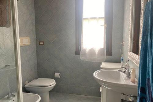 uma casa de banho com um WC e um lavatório em Nice apartment on the ground floor near Peschiera em Peschiera del Garda