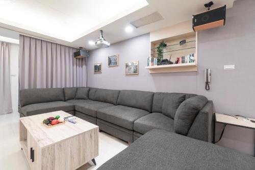 Ảnh trong thư viện ảnh của 3B2b Warm Cinema Home 4 Min to Xinyi Anhe MRT 三房二衛 投影機 4分到信義安和站 ở Đài Bắc