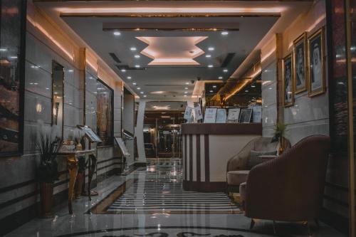 a lobby of a restaurant with a ceiling at مساكن المنى Al Mona Residences Serviced Apartments in Jeddah