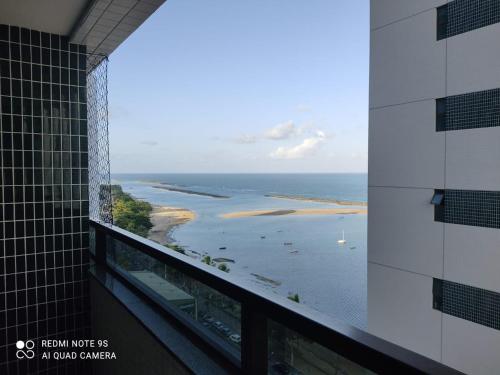 uma vista para o oceano a partir de um edifício em Empresarial Jam flat em olinda em Olinda