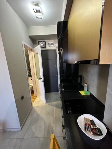 eine Küche mit einer schwarzen Arbeitsplatte und einem Waschbecken in der Unterkunft City Centre Vip 234 in Tbilisi City