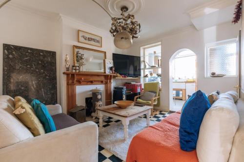 sala de estar con sofá y mesa en Vibrant & Eclectic 3 bedroom Flat - Bedminster Bristol! en Bristol