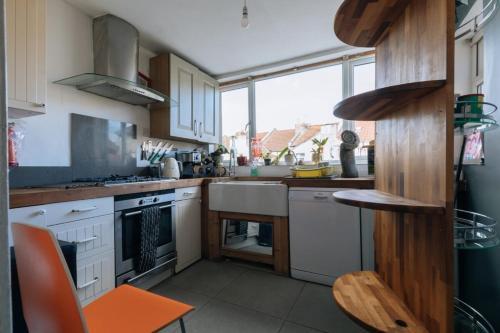 Kuchyň nebo kuchyňský kout v ubytování Vibrant & Eclectic 3 bedroom Flat - Bedminster Bristol!