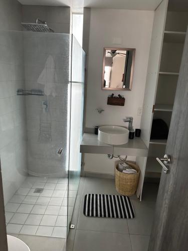 y baño blanco con lavabo y ducha. en Departamento de lujo exclusivo vistas y literas, en Guadalajara
