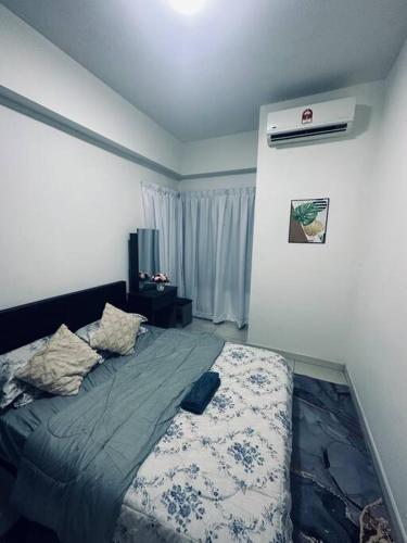 a bedroom with a bed in a room at Family friendly apartment @Southville City in Kampong Tangkas