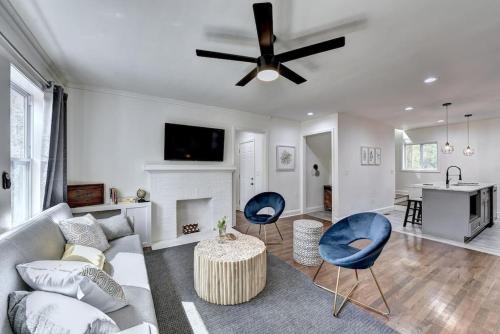 a living room with a couch and a table at New Home in MidTown- Sleeps 11 For Rent in Atlanta in Atlanta