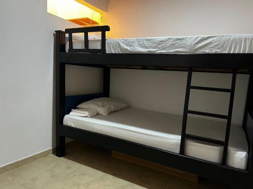 巴耶杜帕爾的住宿－Golden House II，一张黑色双层床,上面有白色枕头