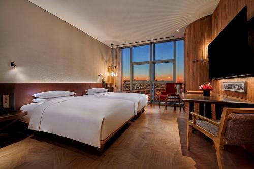 een slaapkamer met een groot bed en een groot raam bij Mumian Beijing Daxing International Airport in Beijing